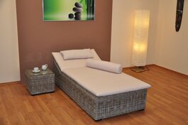 Ratanové lehátko Karola s odkladacím stolíkom, polster biely